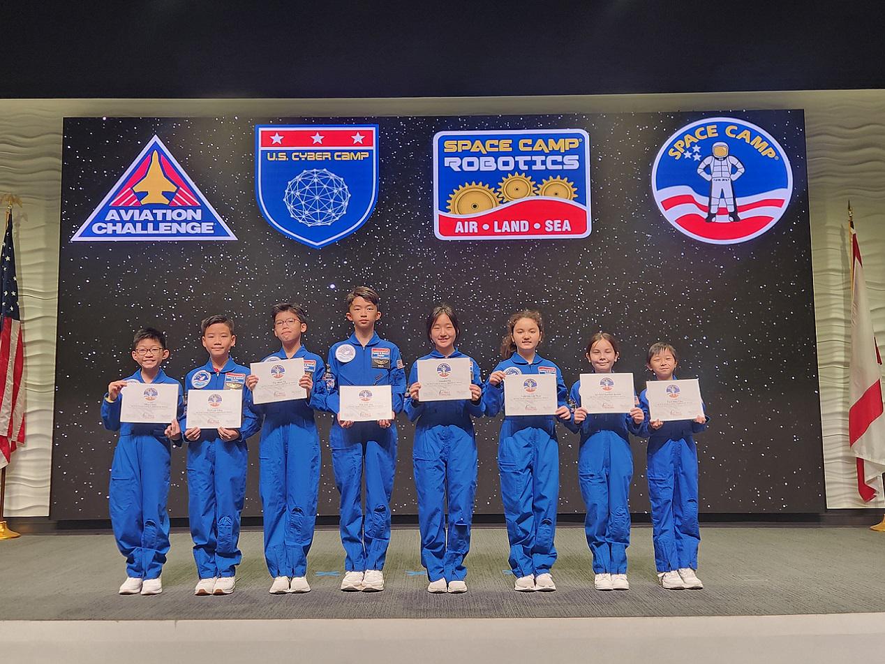 小太空人出席美國亨茨維爾(Huntsville, Alabama)太空訓練營畢業典禮,並獲頒發證書。 小太空人出席美國亨茨維爾(Huntsville, Alabama)太空訓練營畢業典禮,並獲頒發證書。