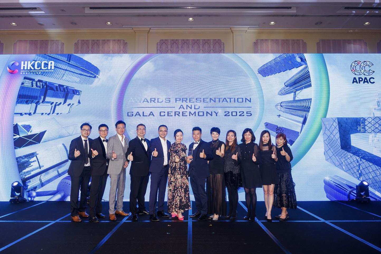 万通保险各同事一同分享获奖的喜悦。 万通保险各同事一同分享获奖的喜悦。